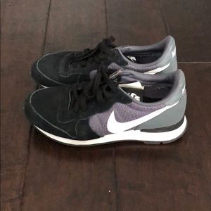 Nike Internationalist - women size 6